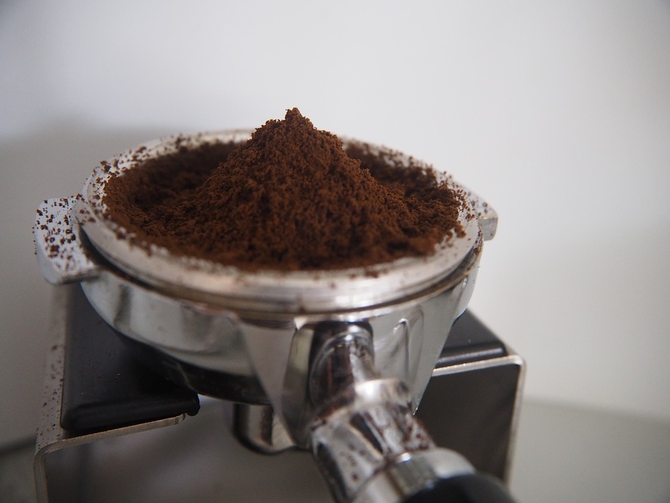 Coffee makers with grinders