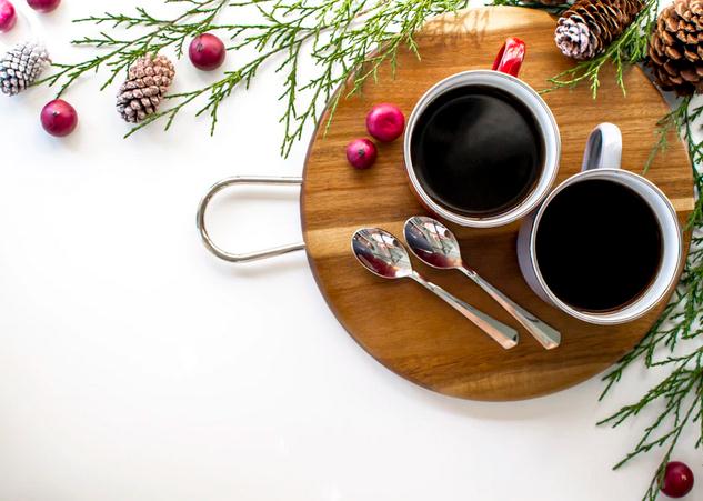 beautifully-served-coffee-in-cups-on-a-wooden-tray-with-decorations-