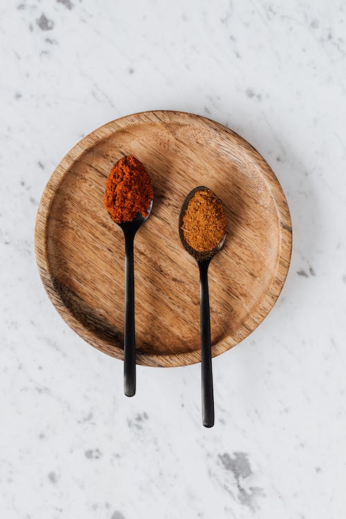 powder spice on spoons
